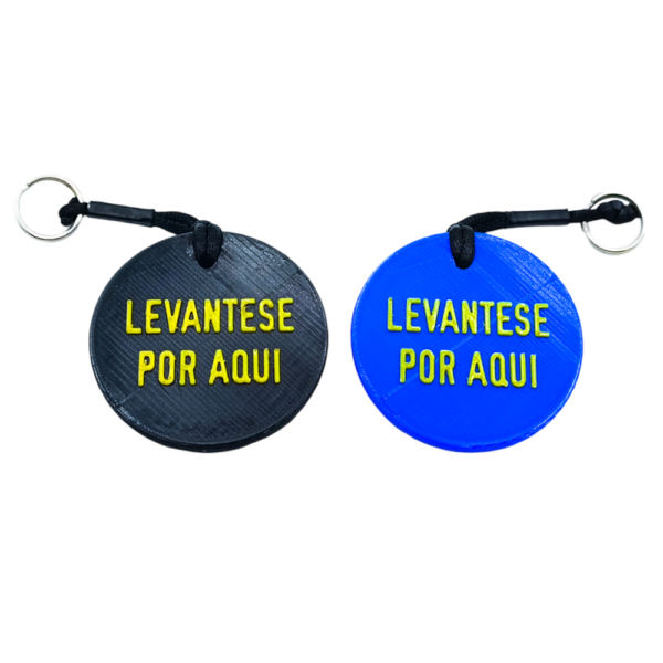 Llavero "Levántese por aquí" en colores azul o negro